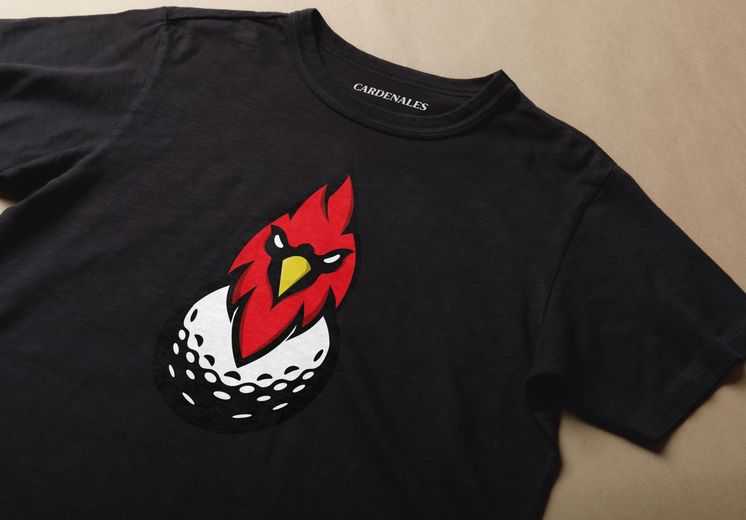 Playera negra con el cardenal sobre pelota de golf de Cardenales